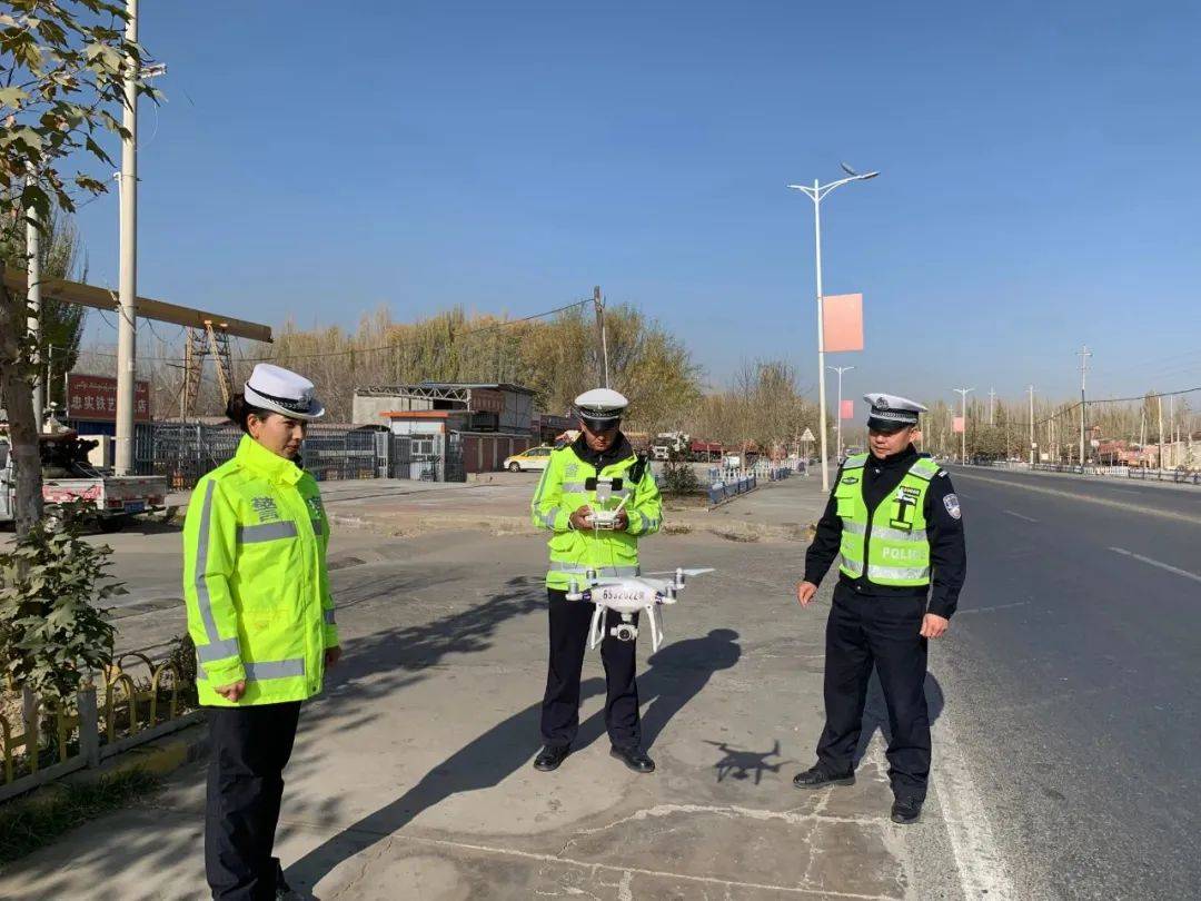 路况,违章取证等功能,和田县公安局交警大队利用警用无人机高空抓拍