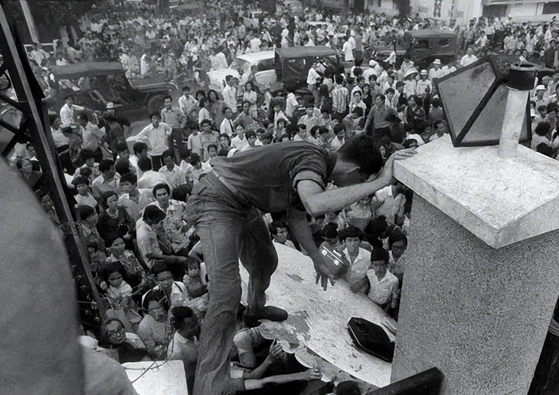 珍贵档案,美国的"西贡时刻",美军仓皇逃离,将越南人打落飞机