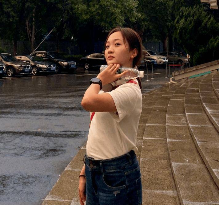 林妙可穿的每一件衣服都是他生活态度的宣言.