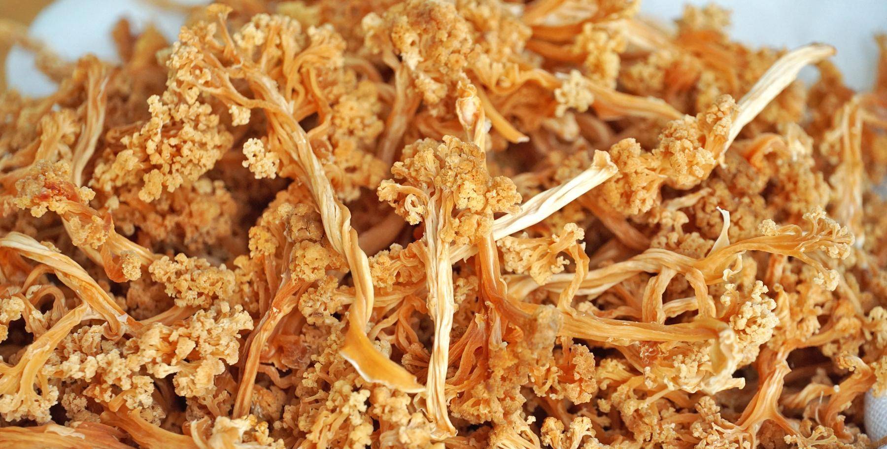 晒好花菜干只要密封保存不回潮,就算是放一年都不会坏,吃的时候拿出来