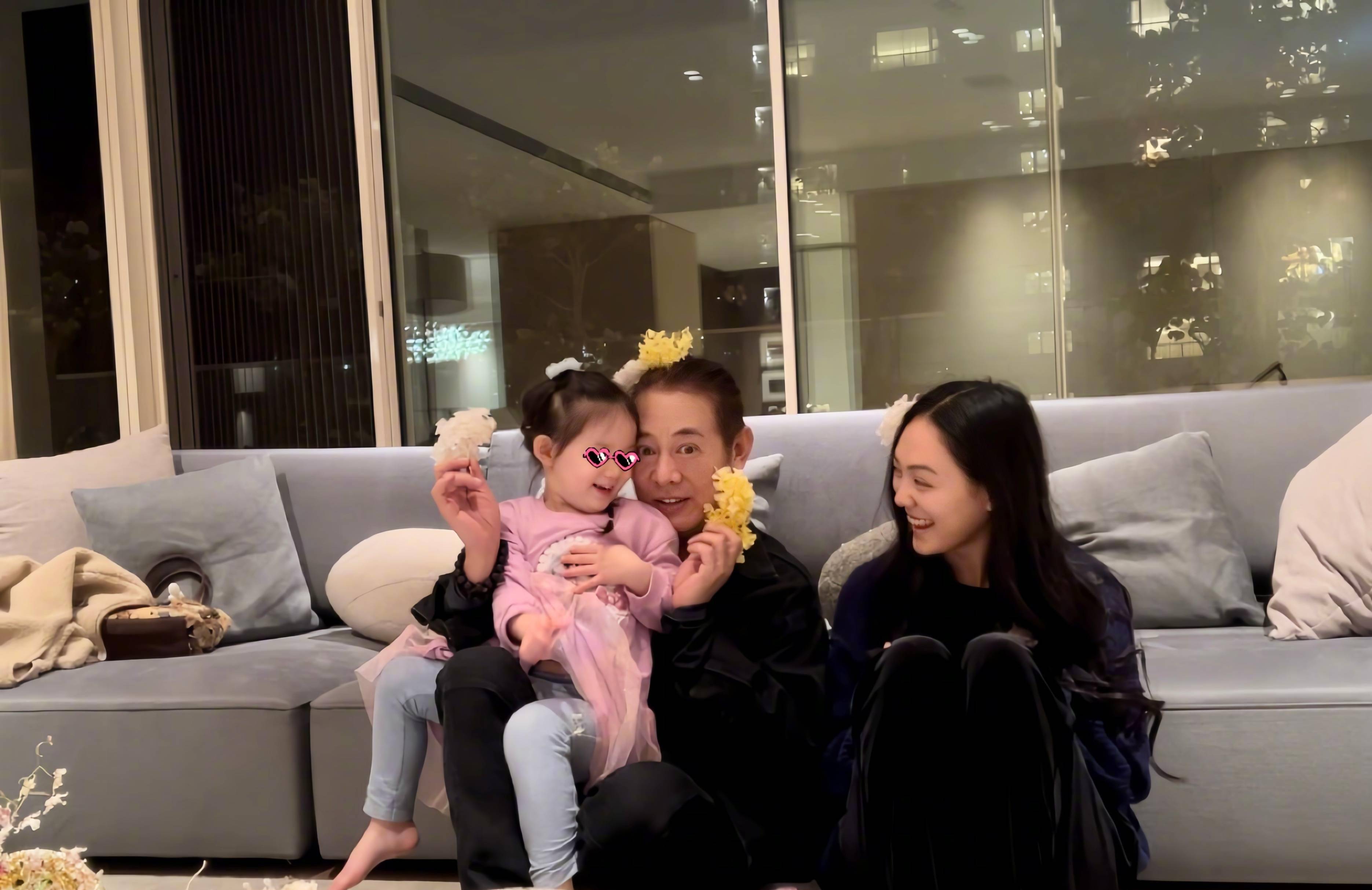 一家开心聚会,染黄发戴大花超时尚,健康状况极佳_小奶_郭碧婷_照片