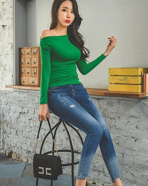 身材高挑的牛仔裤美女,身形匀称尽显小蛮腰!_气质_时尚_魅力