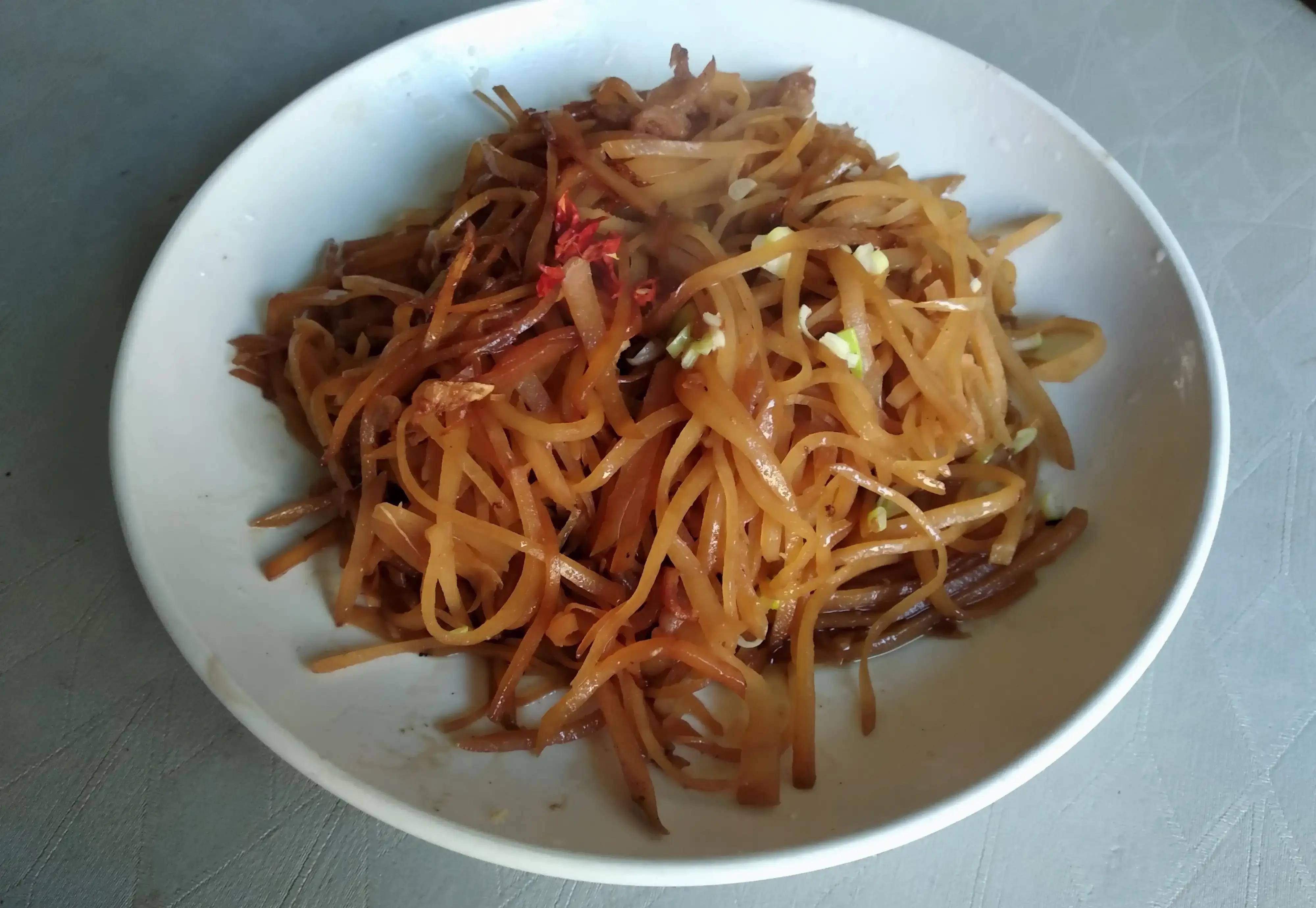 推荐菜谱:疙瘩丝炒肉丝用芥菜疙瘩腌制的咸菜,保存的时间长,口感爽脆