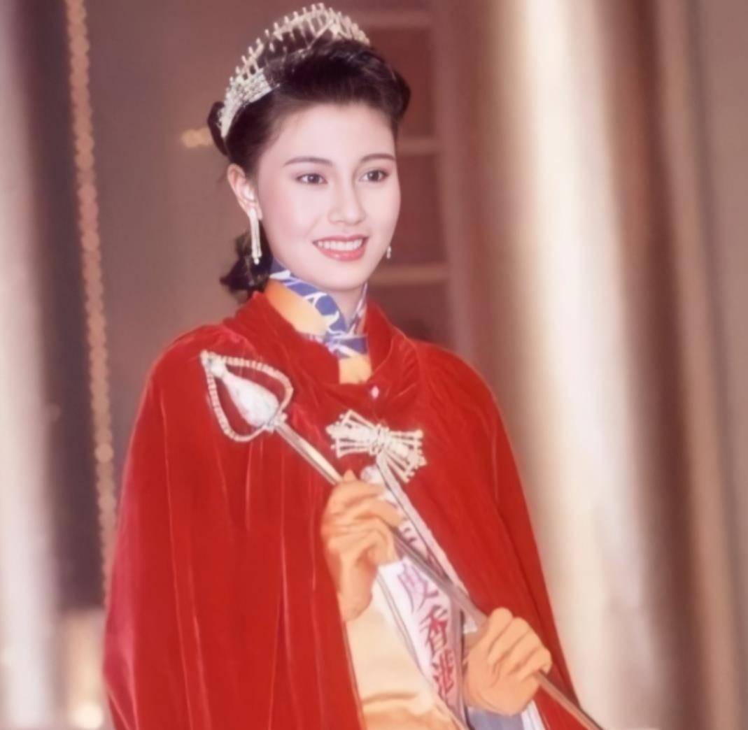 后来,在朋友的推荐下,郭羡妮决定尝试参加香港小姐选美比赛.