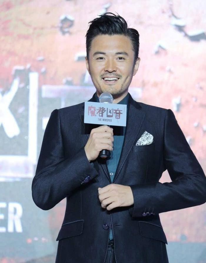 与高圆圆分手后,12年不谈恋爱没有绯闻,47岁娶旺夫妻子后爆红_于小伟