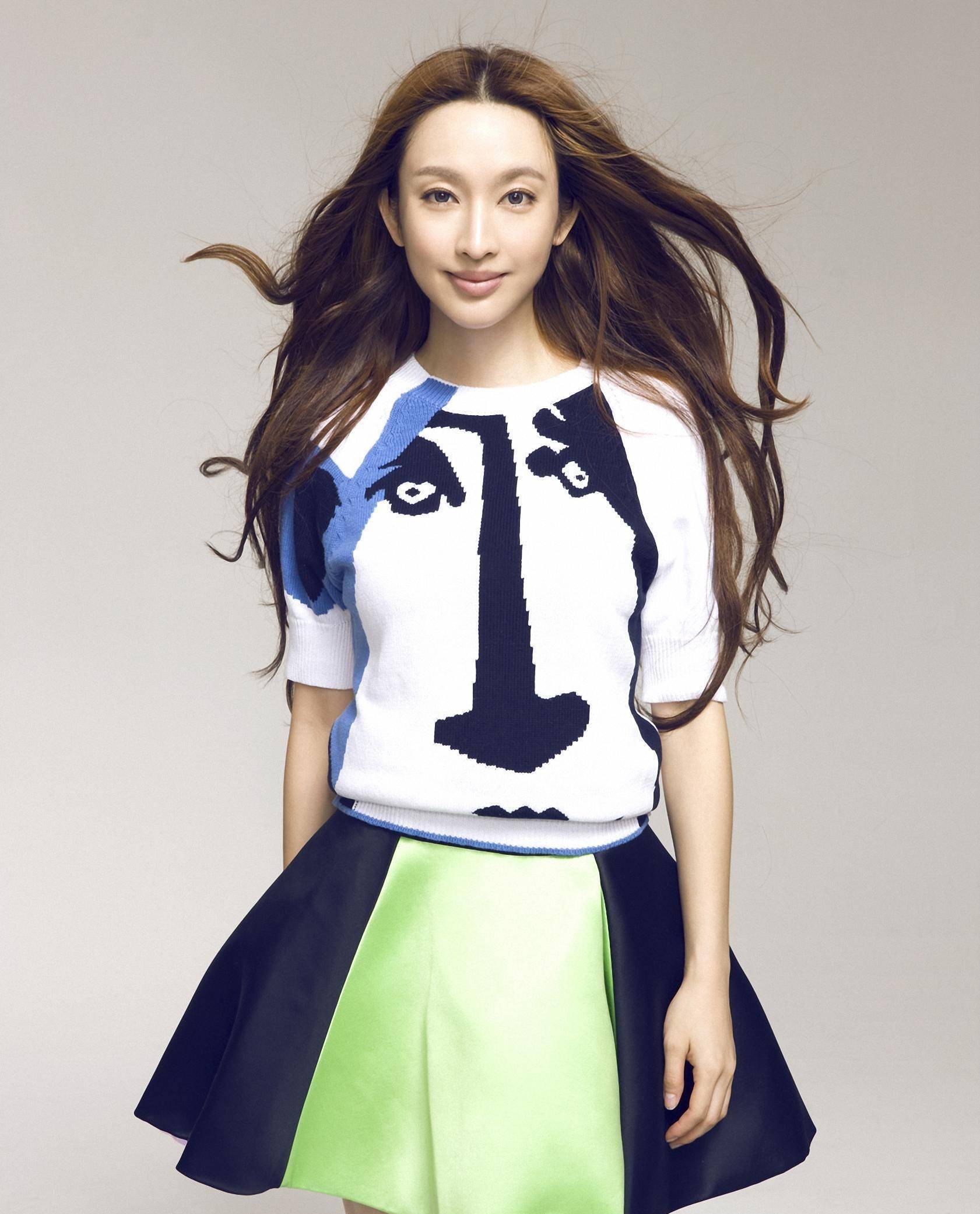 女演员张俪凭借出色的演技和多变的角色刻画获得了观众的认可和赞赏.