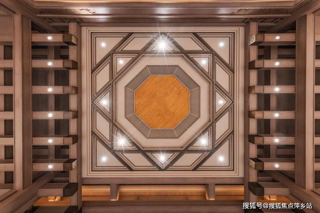 藻井中间创新雕刻海浪纹,与项目"学海无涯"的理念相契合,传达"学无