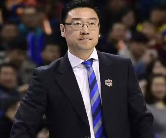 上海男篮吃回头草,2大强援助阵,郭昊文点背,李春江却强势现身_布莱索