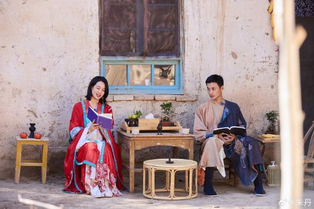 朱丹晒和周一围敦煌旅行照,爱穿牛仔爱穿白t恤,接地气的夫妻俩_白色