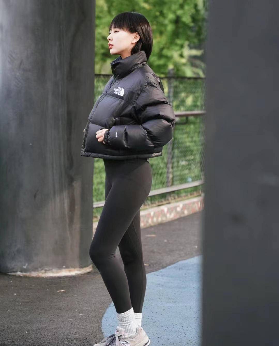 "羽绒服 鲨鱼裤 老爹鞋":2023年最火街拍穿搭,洋气显瘦又增高