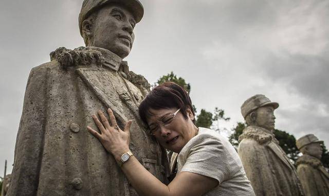 由于见过太多死人,刘桂英和男朋友渐渐都麻木了.