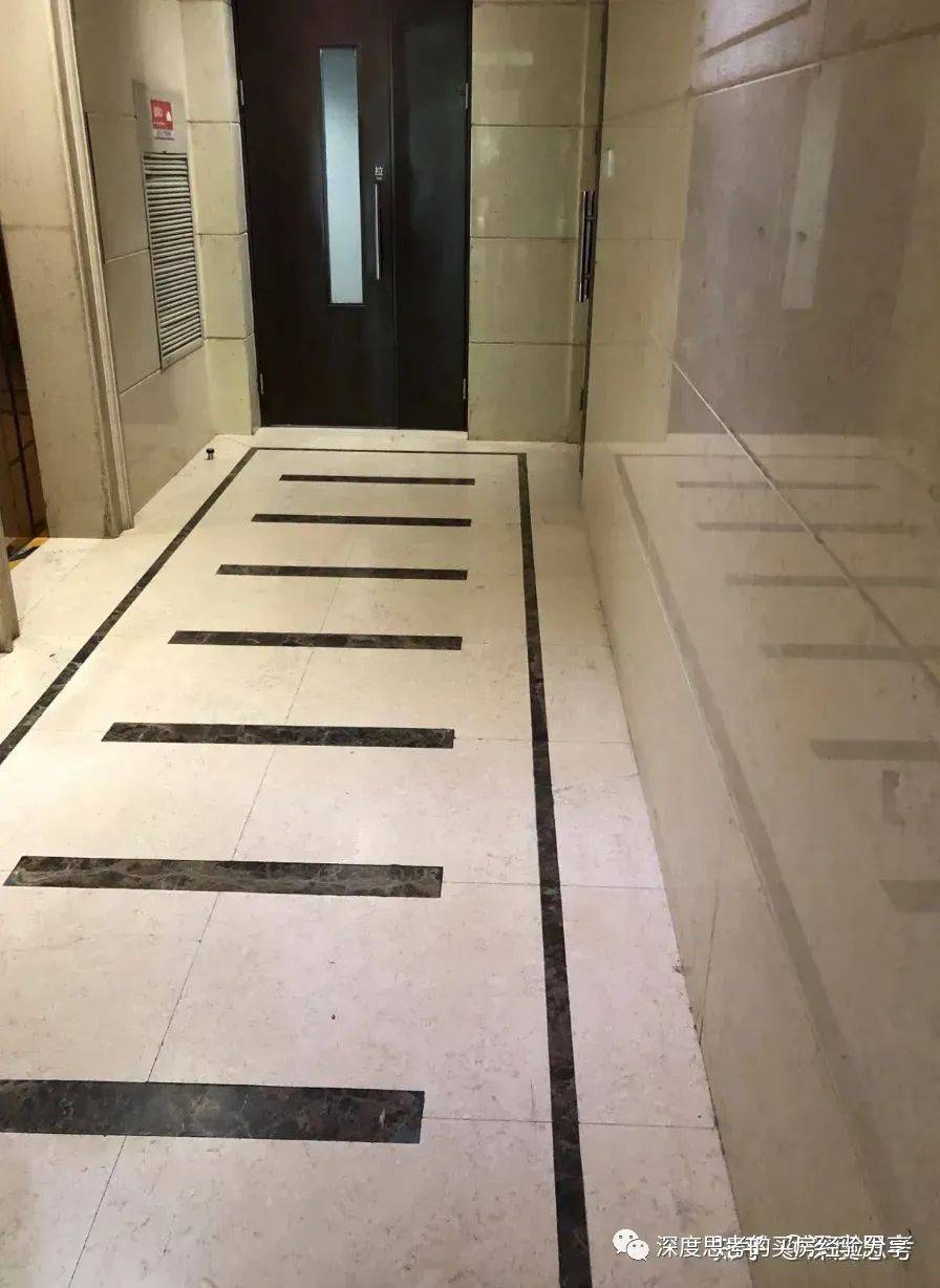楼道10号院27层的高板只有2栋,其余的10栋是别墅,一共500多户,高板2梯