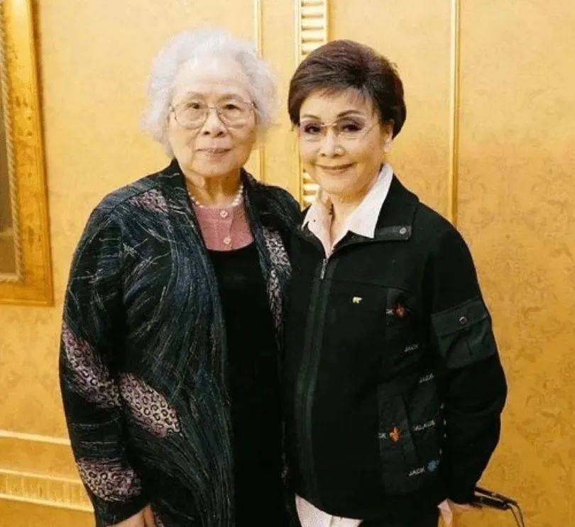 李谷一在雪地里合影,不戴假发自然老多好,身材走样但穿衣简约晚年也很