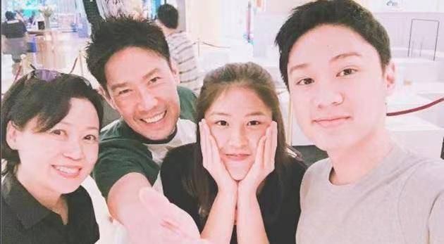 几位新加坡男演员对比,陈之财转行当艺术家,周初明经营