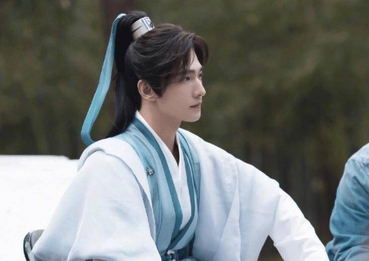 原创杨洋《且试天下》首次挑战白发造型,当镜头划过时,是cos龚俊吗