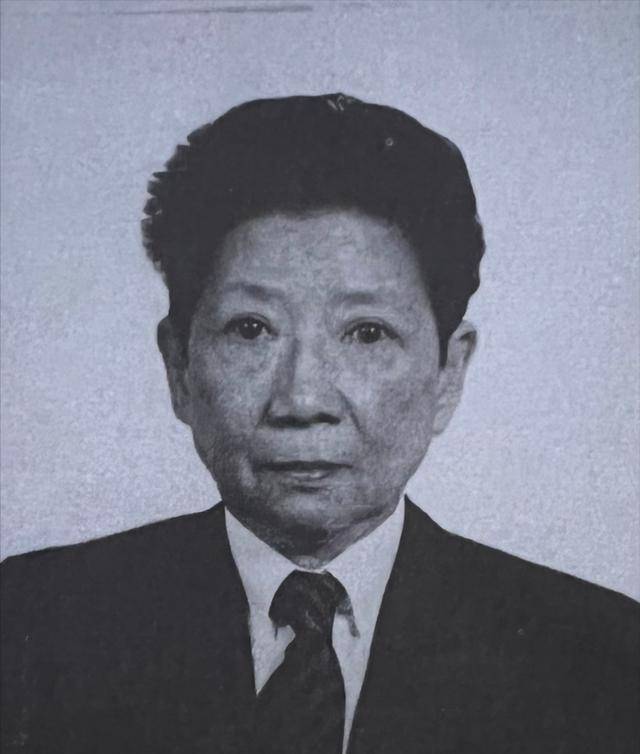 孔二小姐:一生放荡不羁特立独行,入殓被换女装,死后被葬于美国_孔令伟