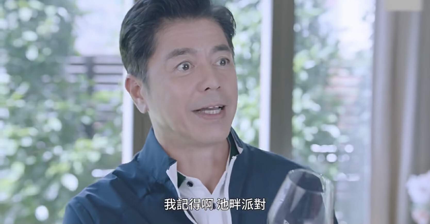 剧中何启南饰演的角色是一位富二代,与马国明和高海宁等主演们都有