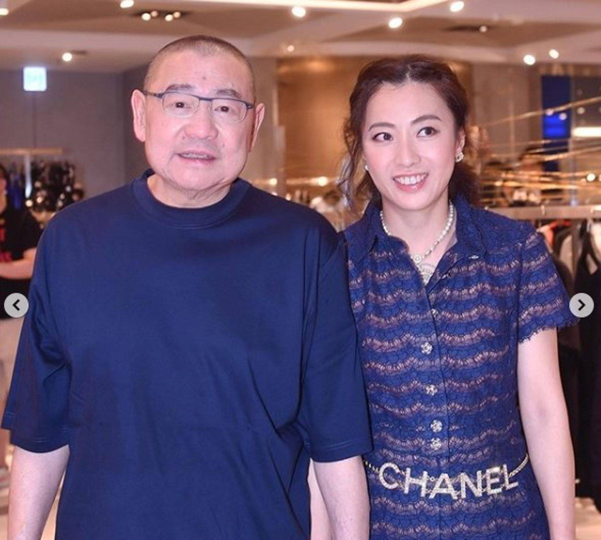 原创44岁甘比被偶遇,生图很显老撞脸刘銮雄!