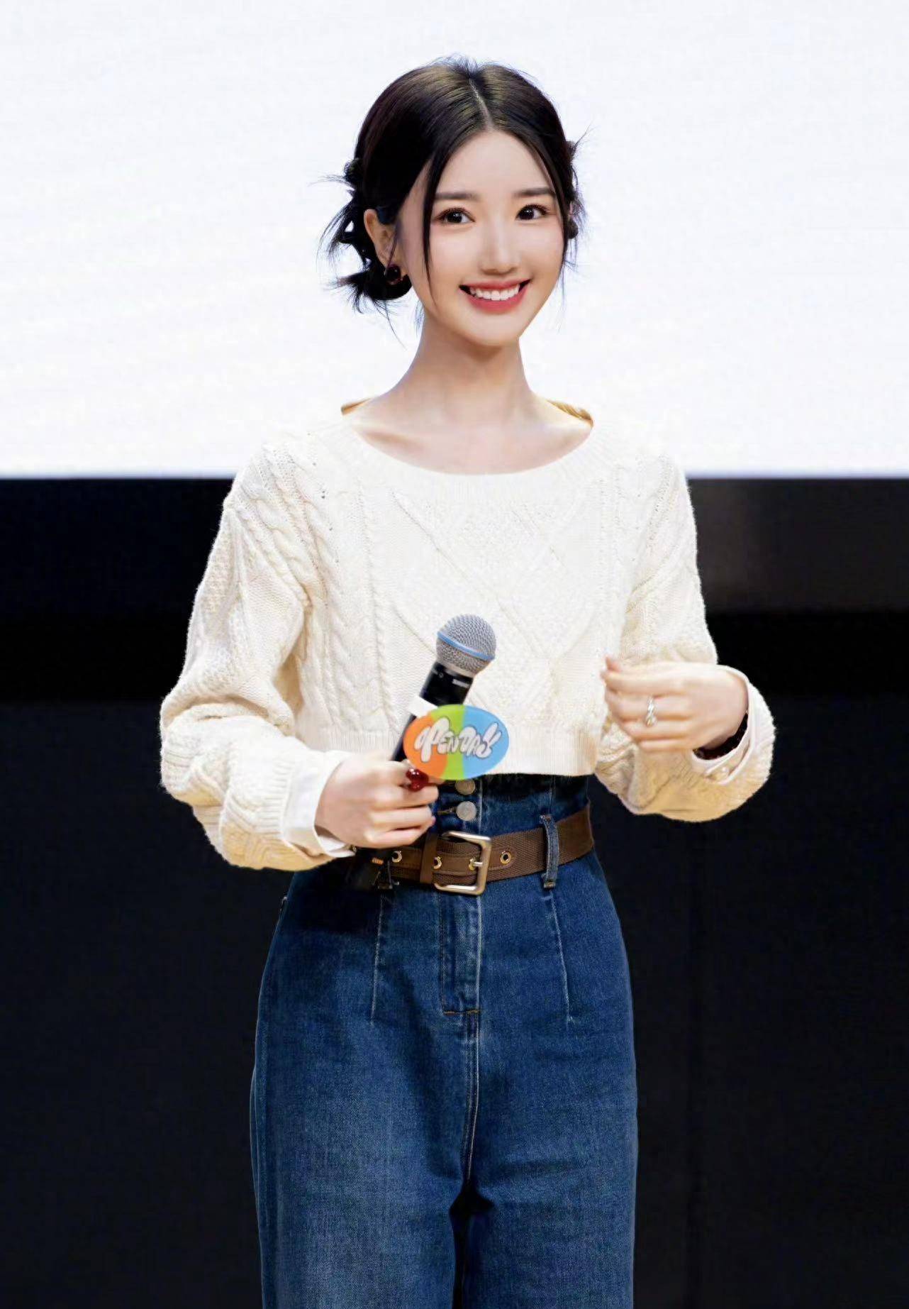 毛晓彤化身真人芭比,甜飒穿搭来袭,小个子也能穿出大气场_衬衫_造型