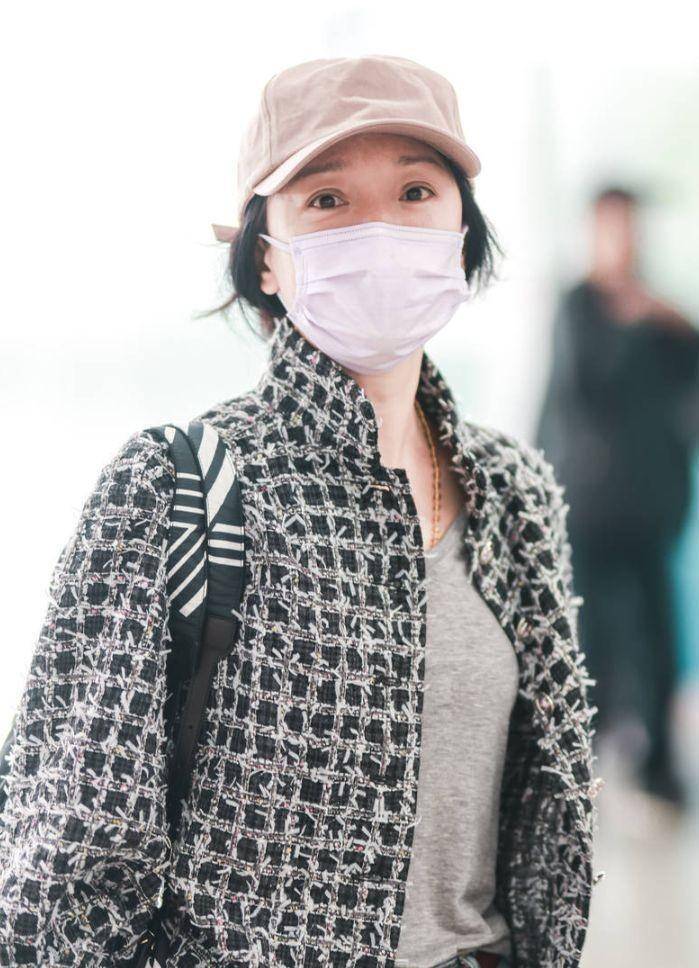 周迅现身成都双流机场,身穿"小香风"外套,优雅干练_时尚_品牌_风格