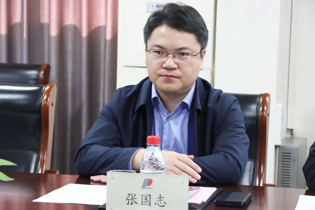 会上,黄飞鸣董事长对张国志一行的到来表示热烈欢迎,接着介绍了人民