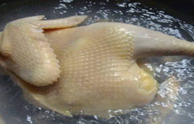 做白切鸡时，不要直接下锅煮，多加这一步骤，鸡肉更鲜嫩，没腥味(图3)