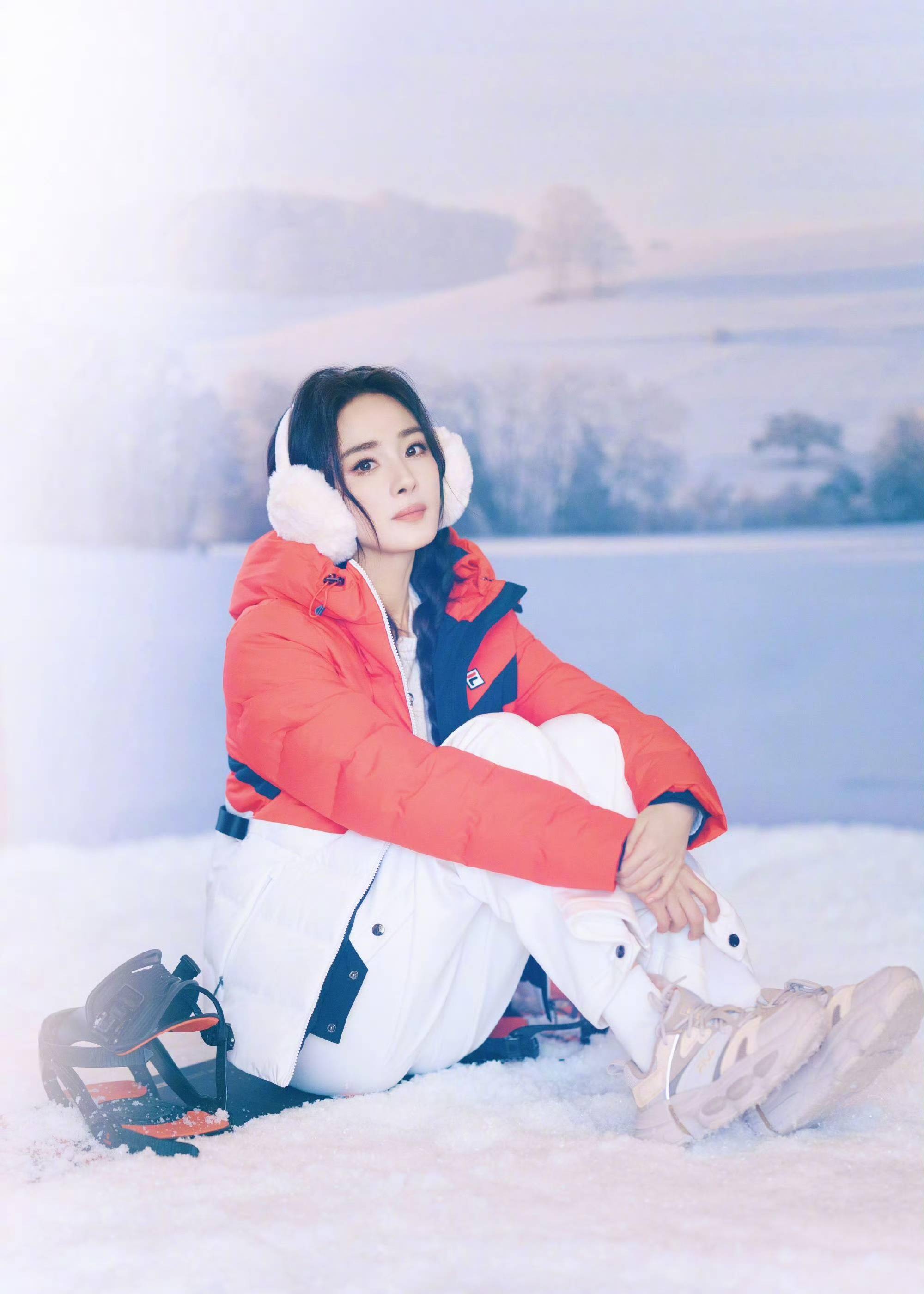 杨幂白衣晒雪景,一身红色滑雪服搭白色滑雪帽,小秀滑雪技能!