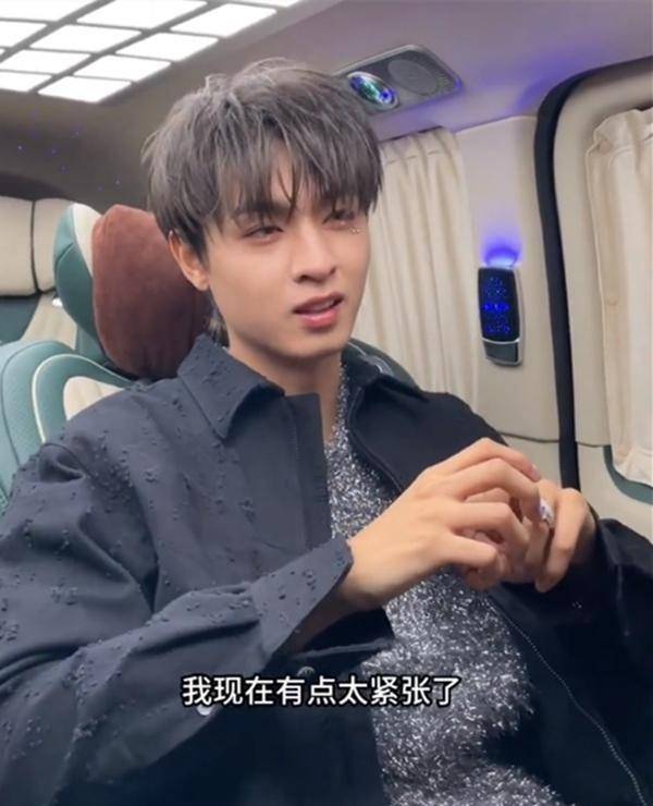 德云社秦霄贤受伤,被助理搀扶现身机场,坐安检台与粉丝挥手告别_老秦