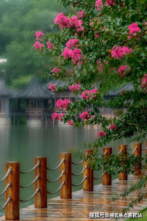 一步一景,古色古香與園林式建築相映成趣構成一幅寫意山水畫飛簷青瓦