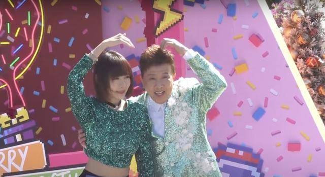 女方秒弹开,否认称老婆在场盯紧_活动_尹光_的要求