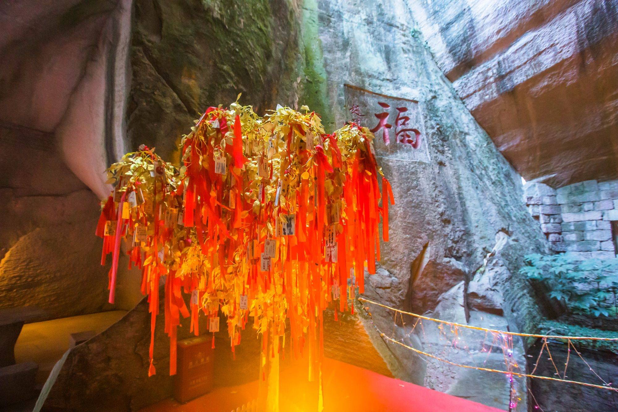 浙江台州有一处野人洞景区,历史悠久,造型奇特,充满了神秘色彩_洞穴