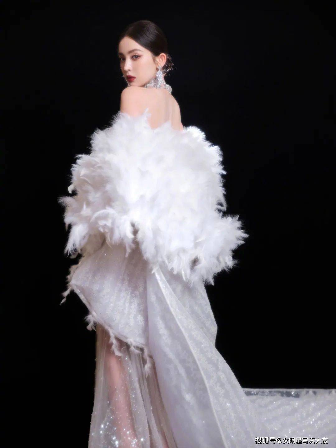 【娜扎性感写真美图】珍珠羽毛透视裙,温婉绝美,vogue红毯造型_裙子