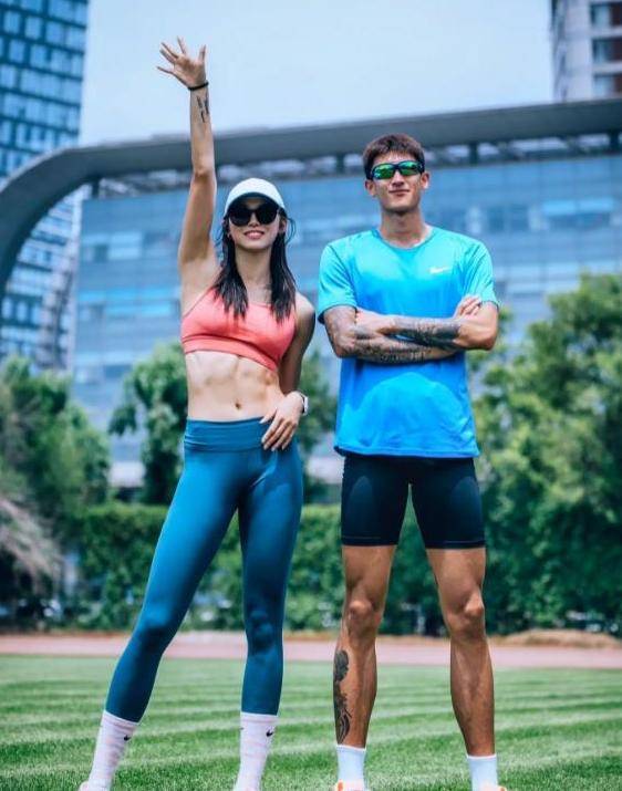 26岁的吴艳妮和22富二代男友,独特情侣款纹身引热议_网友_乔臻_成绩