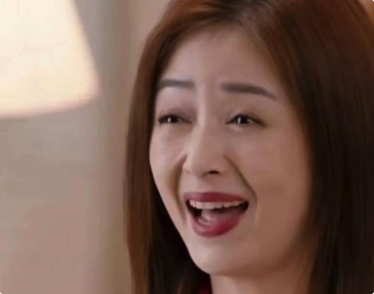 比如编发双马尾,乍看有几分灵气,可搭配蒋欣有些落寞的神情,就显得