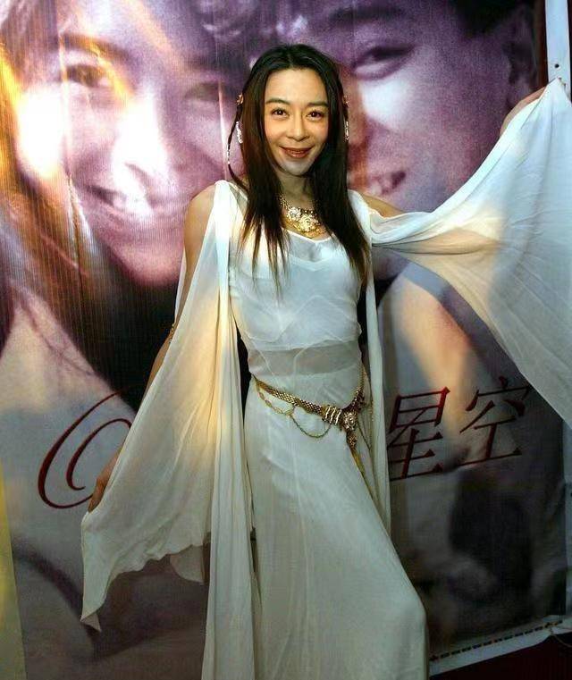 原来她才是刘德华唯一公开承认的女友,48岁穿衬衫裙很优雅