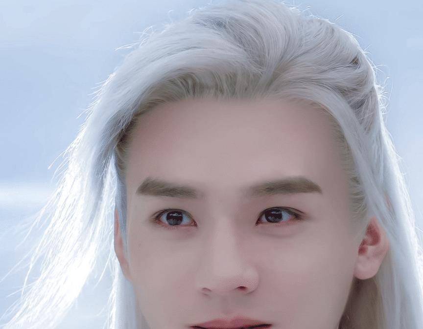 杨洋《且试天下》首次挑战白发造型,当镜头划过时,是cos龚俊吗_发型