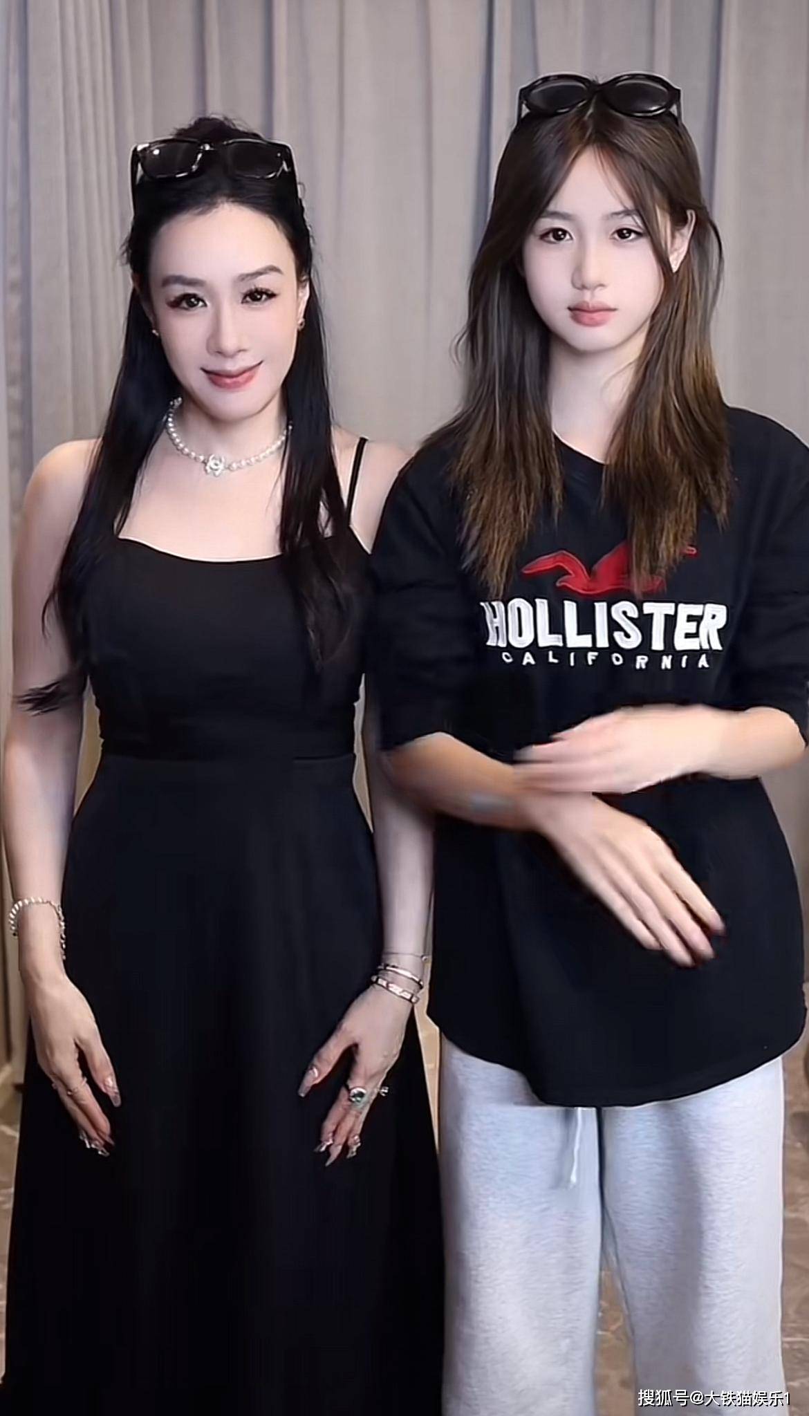 她今年才13岁,身高已经赶超妈妈了,现在的小孩长得是真高.