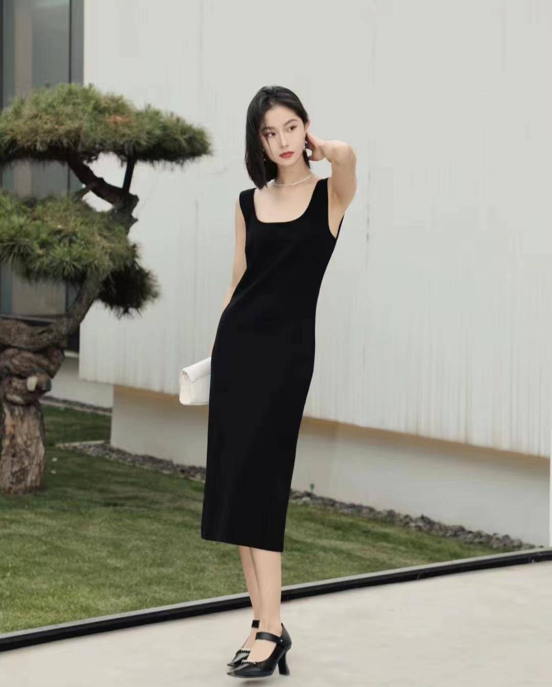 赫本风格的小黑裙,有一种优雅奢华感_look_高跟鞋_经典