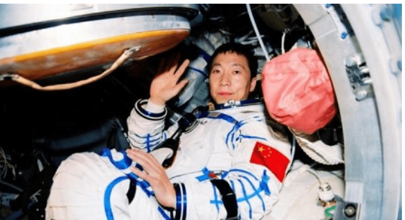 牺牲太大!神十六返回,航天员出舱后为何脸部浮肿,被抬着走?