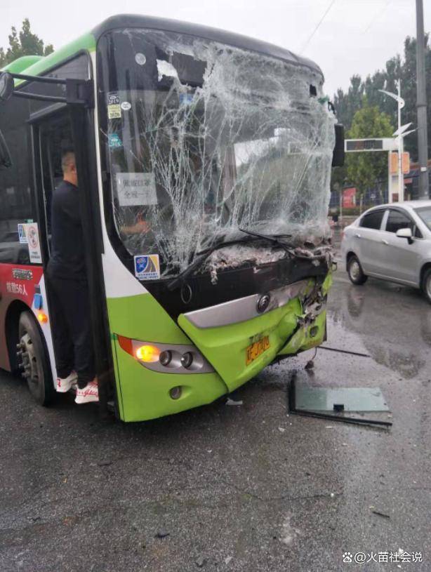 奉贤公安分局强调,对于发生在南桥汽车站的公交车连环碰撞事故,将展开