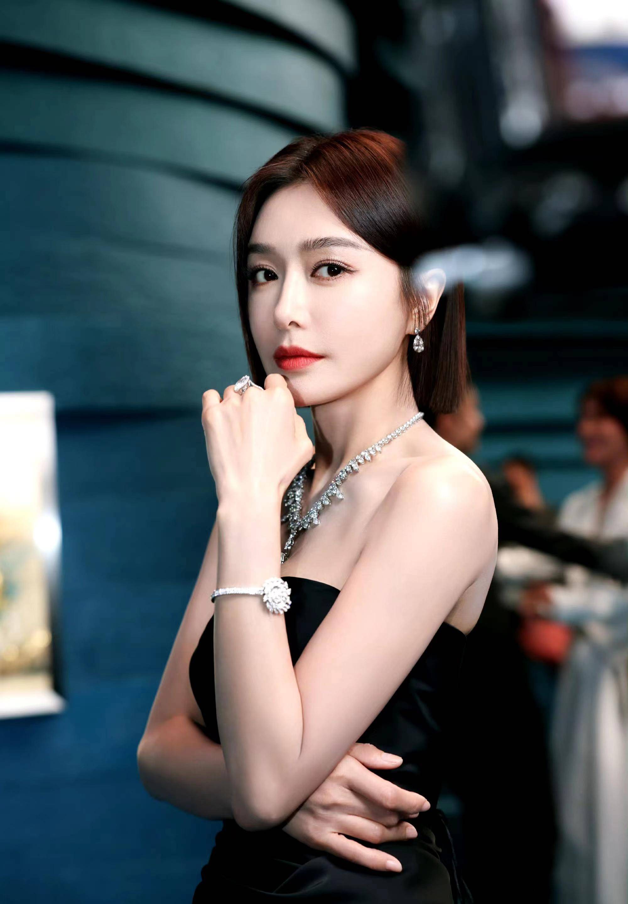 秦岚出席活动新造型,身穿黑色抹胸开衩长裙,优雅又气质!