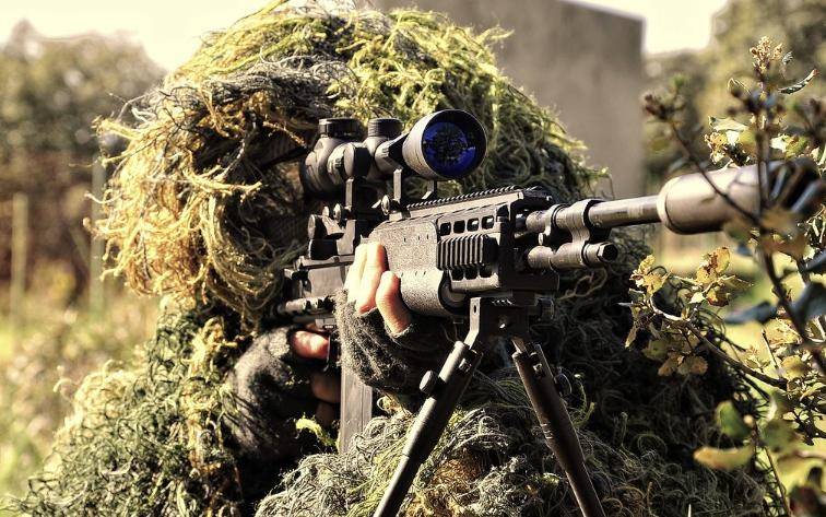 狙击手任务失败,逃跑时狙击枪都要扔掉,但有一样东西必须带走_狙击镜_