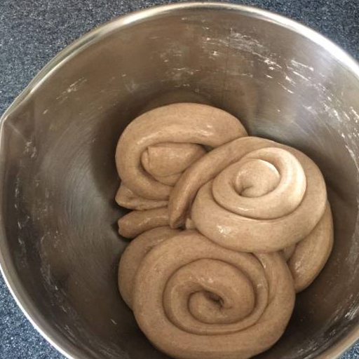 拉条子我做过多次,只是第一次用褐麦粉做,没曾想不那么细腻的褐麦粉做