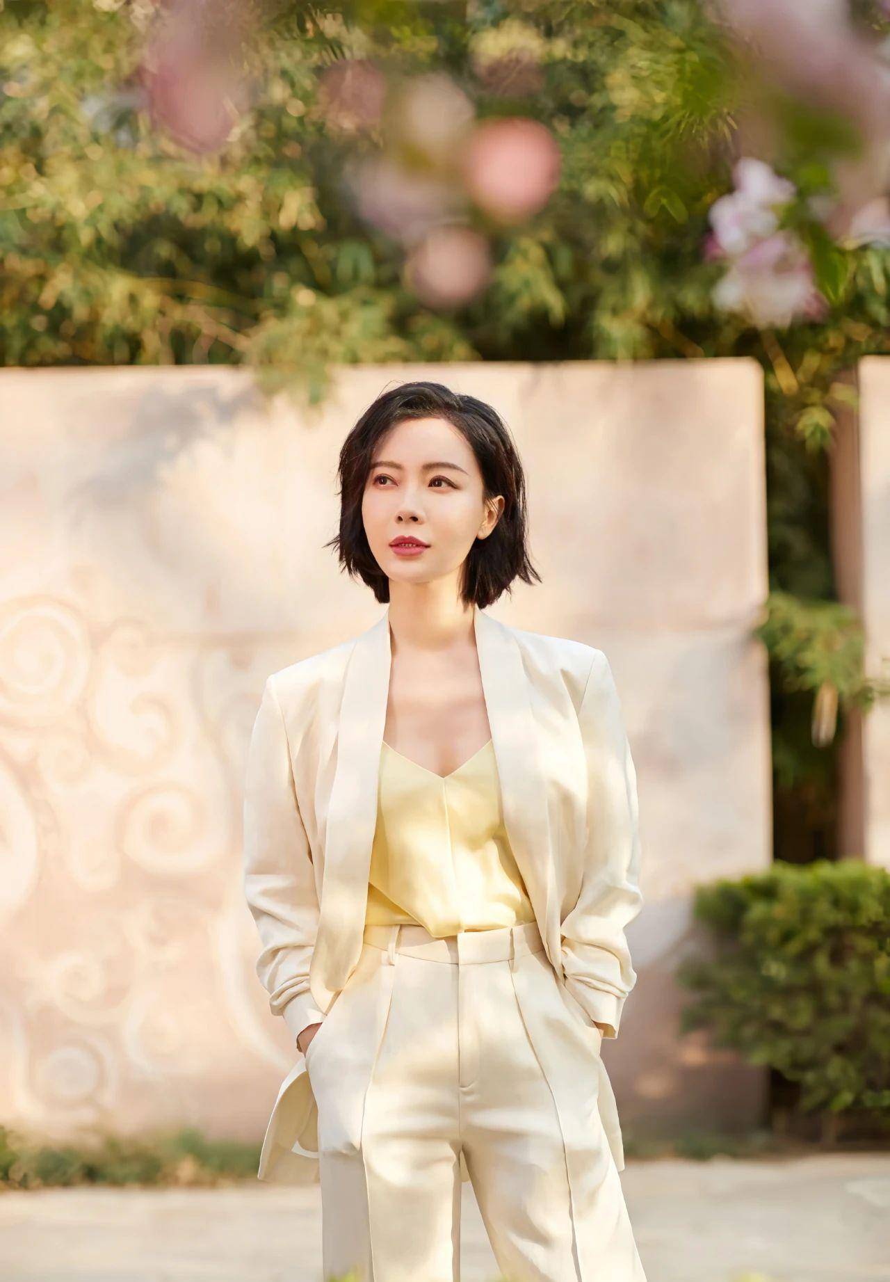 看了陈数的穿搭才知道,女人到了中年,穿这样的风衣,显得优雅又精致