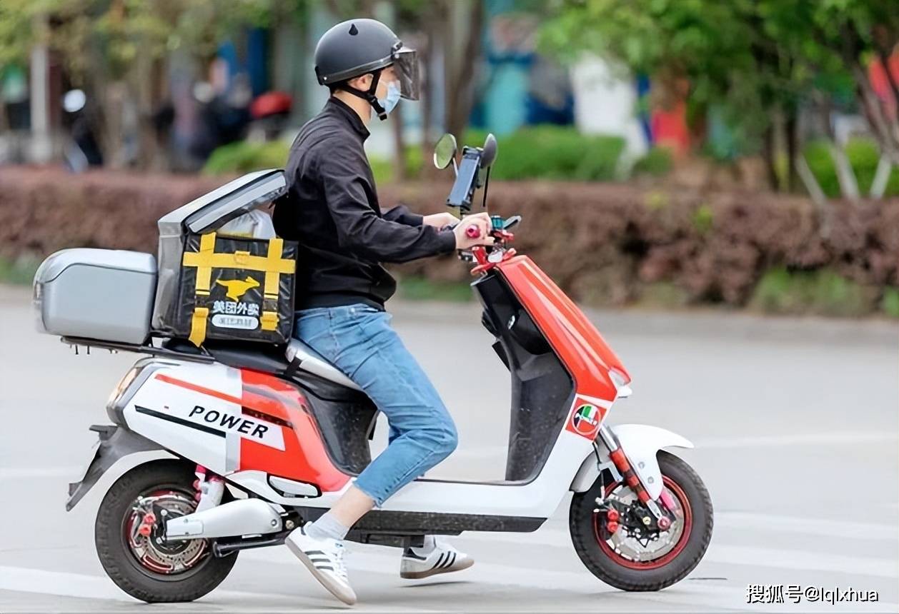 交警:机动车上路要驾照,处罚标准明确_摩托车_类型_小哥