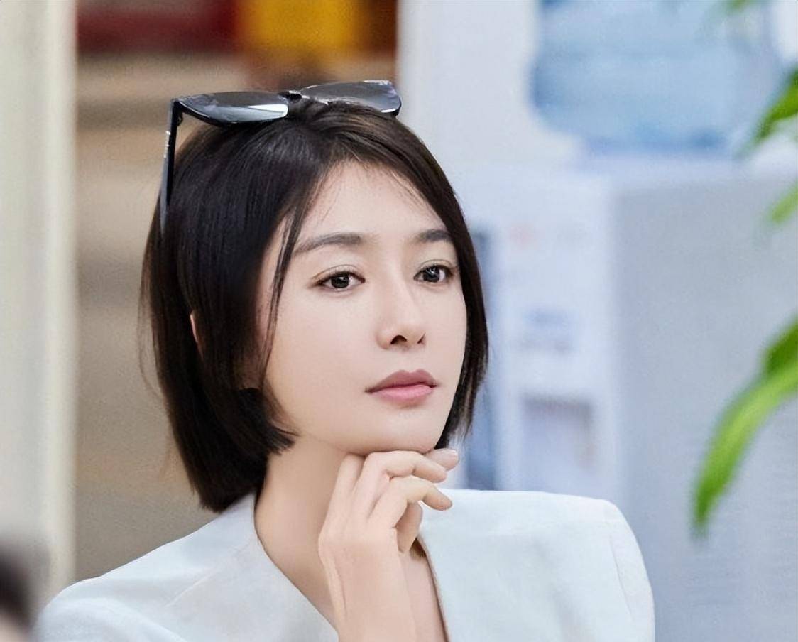 16年过去了,张嘉倪将秦岚推下高台的动作,终于印证在自己的身上_角色