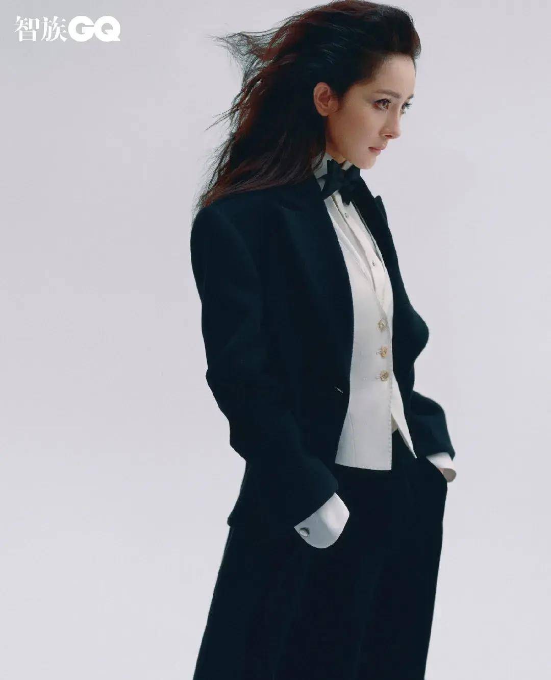 唐嫣《王牌对王牌》青花瓷元素唐嫣《王牌对王牌》青花瓷服饰造型图片