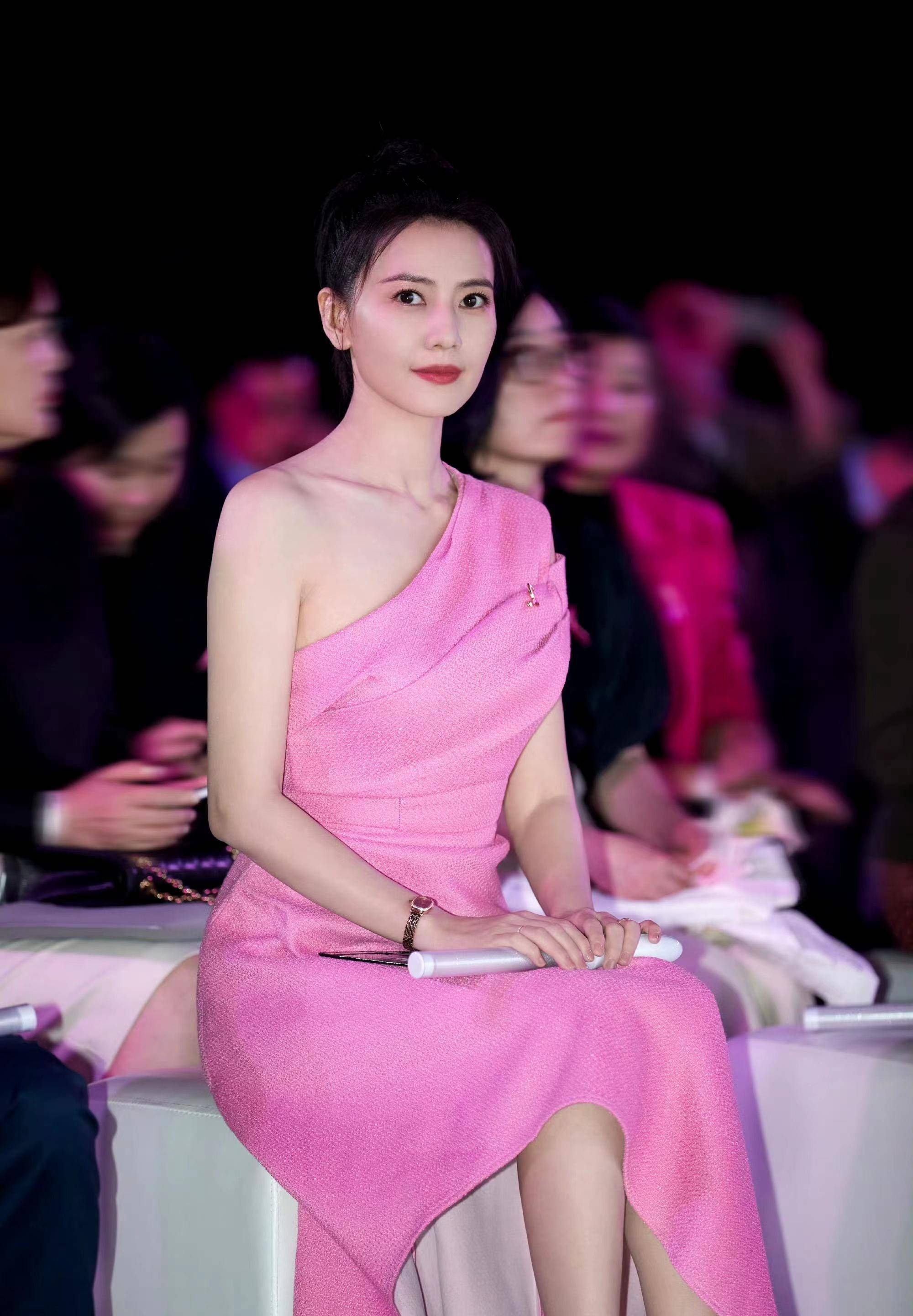 高圆圆身穿粉色飘逸玫瑰色连衣裙出席仪式,显得优雅又彰显年龄和个性!