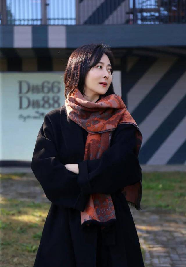 老师的服装很受欢迎,网友:她是中年妇女,最优雅的老师,她好漂亮_时尚