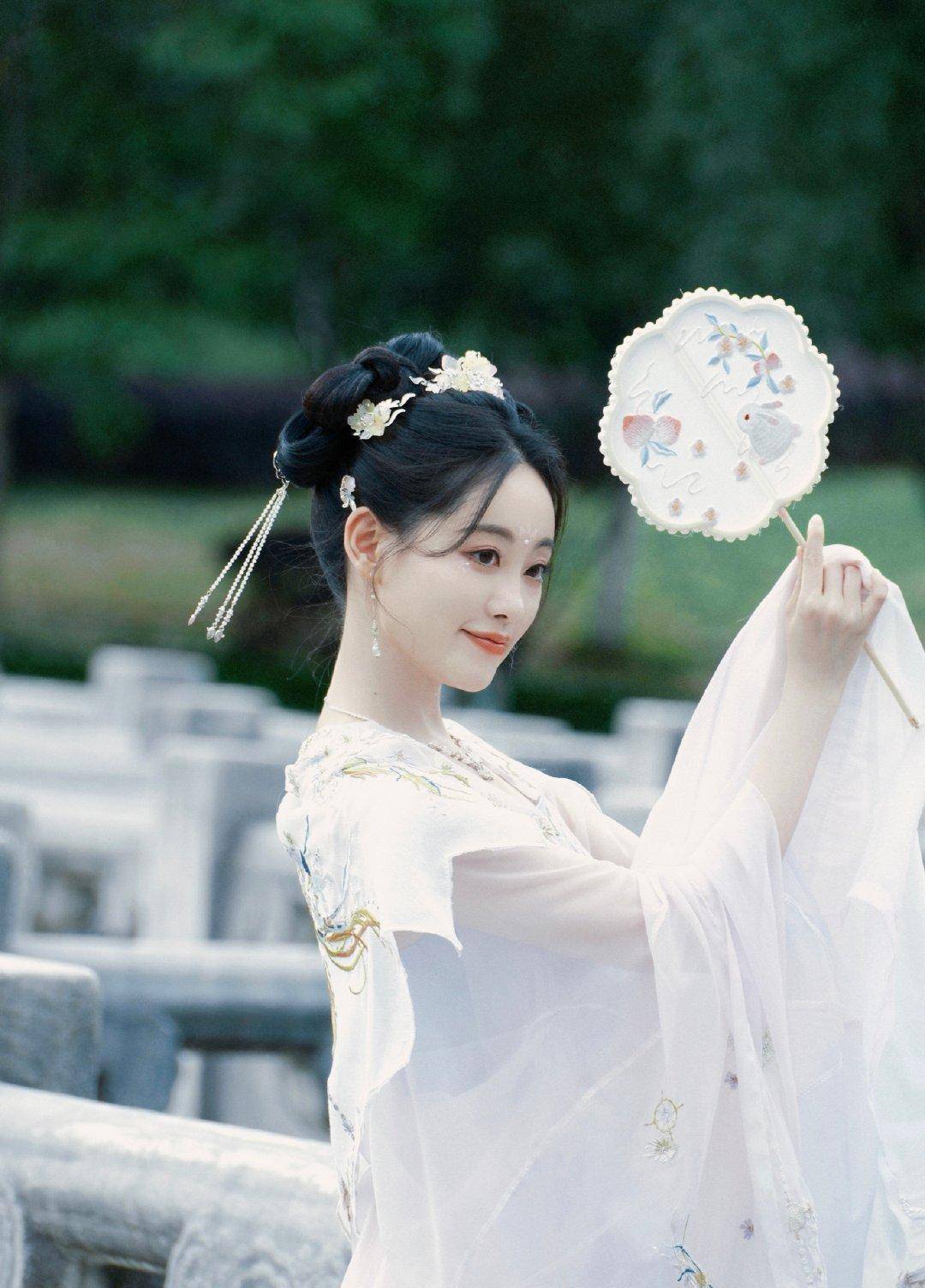 祝绪丹普及了一种叫做"半透明服装"的服装风格,不仅优雅,而且高级感